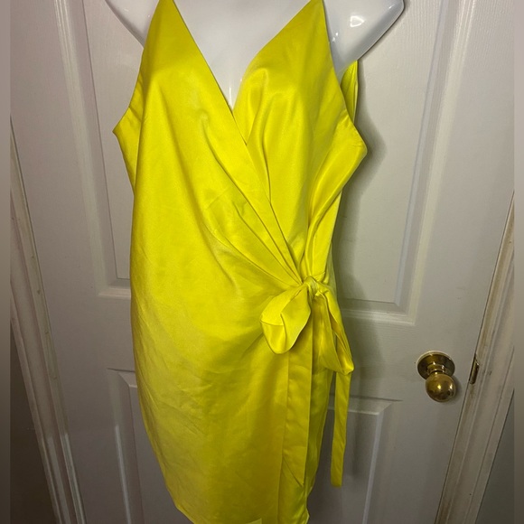 FASHION NOVA Curve 2X Neon Yellow “Wrapped In Your Love” 💛 Romper - Picture 4 of 10